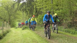 Mit breitem Grinsen durch den sattgrünen Wald